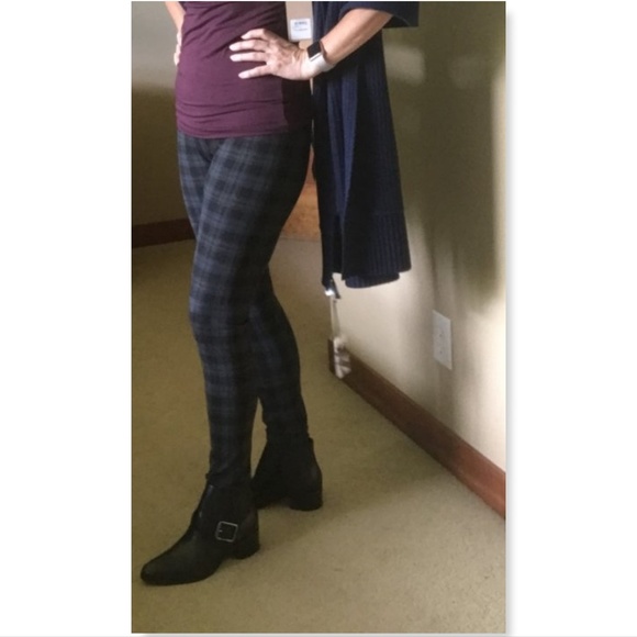 AQUATALIA Gray Suede Block Heel Booties 7 - Picture 8 of 8